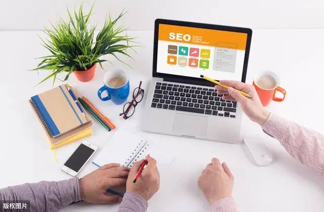 泰国哀悼王太后服装店换成黑白款